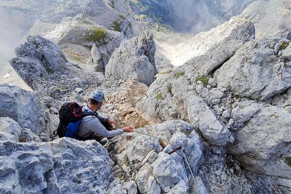Helikopterska pomoč: na Skuti reševali dva zaplezana planinca
