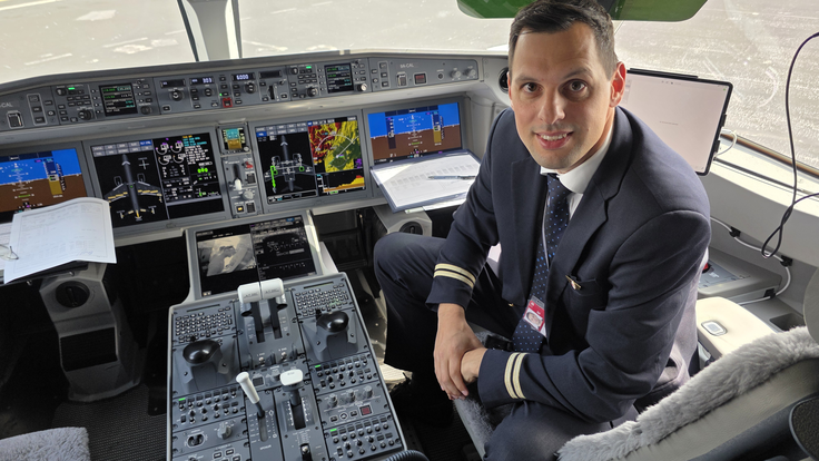 Slovenski pilot Gašper Kralj leti za družbo Croatia Airlines, tudi na letalih Airbus A220, zato dobro pozna prednosti tega letala. | Foto: Srdjan Cvjetović