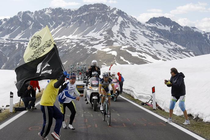 Stelvio, Giro 2012 | Sneg na Stelviu konec maja ni nobena redkost, takole je bilo denimo 26. maja 2012 v 20. etapi Gira. A tokrat je snega vendarle veliko preveč.  | Foto Guliverimage