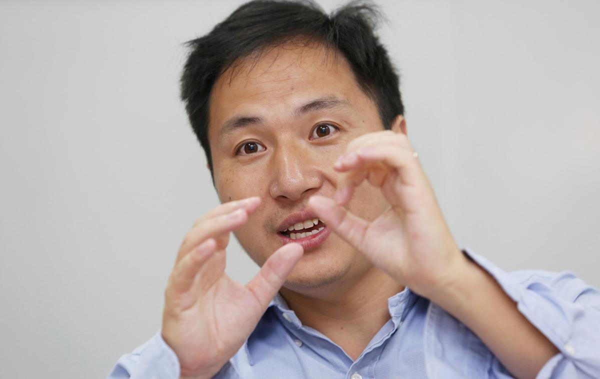 He Jiankui | Kitajski znanstvenik He Jiankui je novembra lani sporočil, da sta se rodila prva gensko spremenjena dojenčka, ki jima je s tehnologijo Crispr spremenil DNK tako, da se ne moreta okužiti z virusom HIV. | Foto Reuters