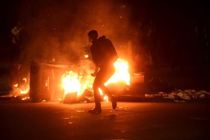 Po Trumpovi zmagi so v Oaklandu v Kaliforniji izbruhnili protesti, med katerimi so protestniki zažgali smetnjake. | Foto: Reuters