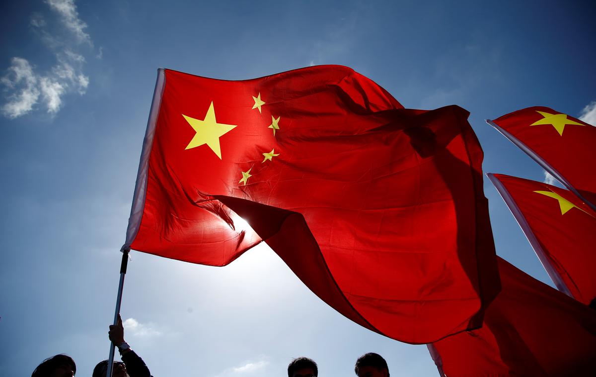 Kitajska zastava | Kitajska je že večkrat zavrnila očitke. Lin je ob tem danes še poudaril, da G7 ne predstavlja mednarodne skupnosti, in skupini očital, da je politično orodje za zagotavljanje hegemonije ZDA in Zahoda. | Foto Reuters