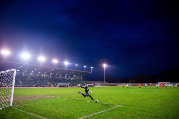 Stadion Ob Jezeru je leta 1995 gostil dve tekmi pokala Intertoto. | Foto: Vid Ponikvar