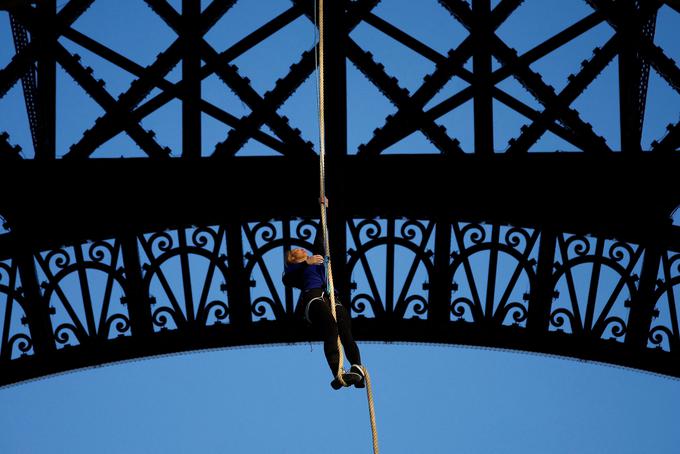 Anouk Garnier je v samo 18 minutah splezala po vrvi 110 metrov visoko, na Eifflov stolp. | Foto: Reuters