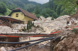 Hiše, ki jih več ni. Stotine prostovoljcev na terenu. Za vse ostale izdana prepoved gibanja