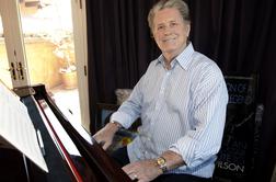 Umrl je pevec legendarne skupine Beach Boys Brian Wilson