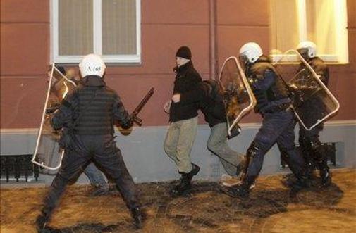 Po mirnih demonstracijah v Latviji nastali izgredi