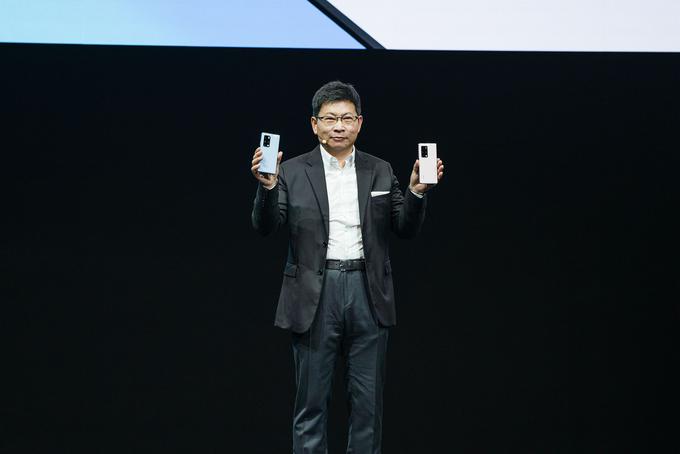 Glavni izvršni direktor Huaweievega oddelka za potrošniške naprave Richard Yu je predstavil nov pregibni telefon Huawei Mate X2.  | Foto: 