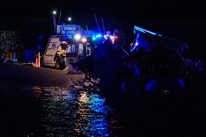 Letalo se je po trčenju razletelo na kose in je trenutno dva metra pod vodo. | Foto: Profimedia