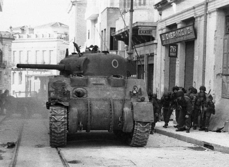 Potem ko je Stalin Churchillu oktobra 1944 dal soglasje za britanski nadzor nad Grčijo, so se britanski vojaki decembra 1944 in januarja 1945 spopadli z grškimi komunističnimi partizani. Na fotografiji: britanski vojaki decembra 1944 v Atenah. | Foto: Guliverimage