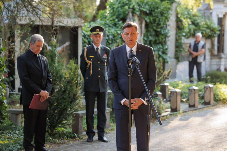 "Kolikor je meni znano je to prvi resen intelektualen, politični, duhovni dokument, če želite, ki je naslovil to, za Slovence tako kompleksno vprašanje," je dejal Pahor. Od tedaj pa so bili po njegovih besedah v dobri veri storjeni tako simbolni in stvarni koraki, da bi se iskalo resnico. | Foto: STA ,
