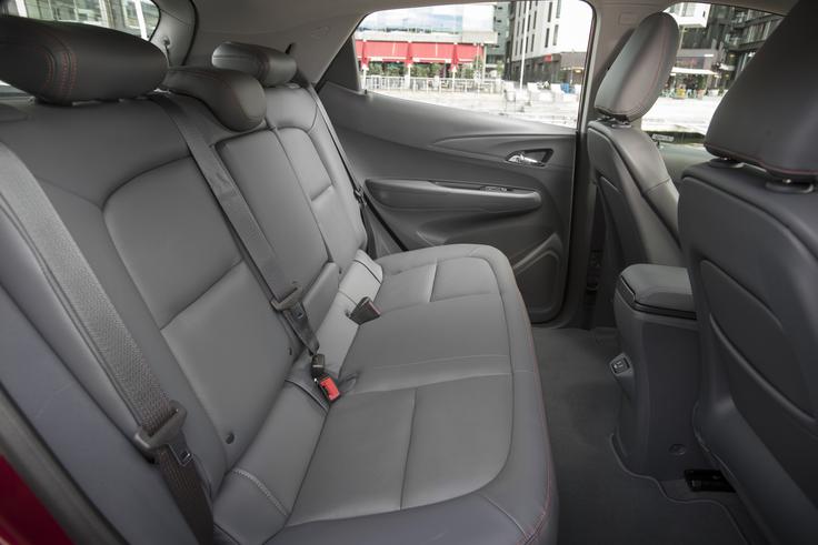 Avtomobil je dovolj prostoren tudi na zadnji klopi in ima tako z uporabniškega vidika vlogo prvega družinskega avtomobila. | Foto: Opel