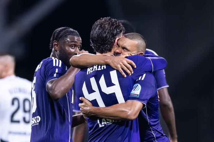 1. SNL NK Maribor Hilal Soudani | Hilal Soudani je objel Omarja Rekika, ki mu je podal za vodilni zadetek proti Muri. | Foto Jure Banfi