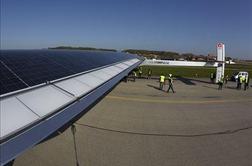 Letalo na sončno energijo uspešno opravilo prvi mednarodni let (foto)