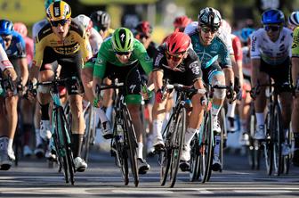 Avstralec najmočnejši v napetem šprintu, Sagan zaradi prerivanja kaznovan