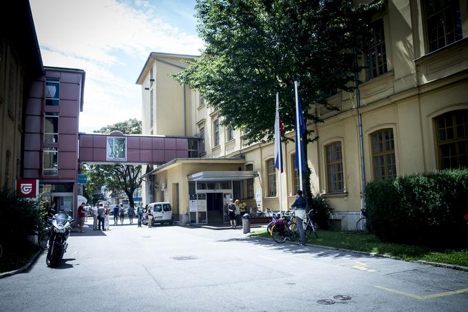 Vloge lahko oddate tudi fizično. Na fotografiji upravna enota na Tobačni v Ljubljani. | Foto: Ana Kovač