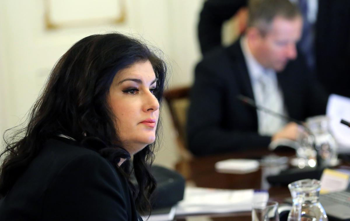 Gabrijela Žalac | Gabrijela Žalac je po navedbah iz obtožnice leta 2017 začela postopek javnega naročanja za informacijski sistem in podjetnikoma s prilagajanjem zahtev iz razpisa zagotovila privilegiran položaj.  | Foto STA