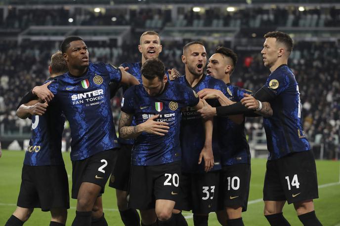 Inter Hakan Calhonoglu | Nogometaši Interja so z zmago v Torinu ustavili nalet Juventusa in si povečali možnosti za ubranitev naslova. | Foto Guliverimage
