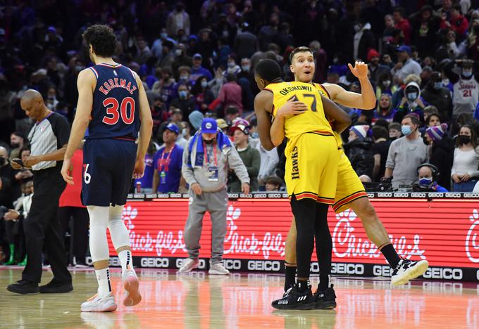 Veselje Bogdana Bogdanovića in soigralca Onyeke Okongwuja na gostovanju v Philadelphii. | Foto: Reuters