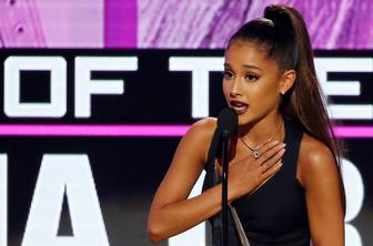 Ariana Grande tik pred Grammyji obtožena plagiatorstva #video