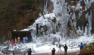 Ledena dežela v Mojstrani se je letos skoraj stopila #video