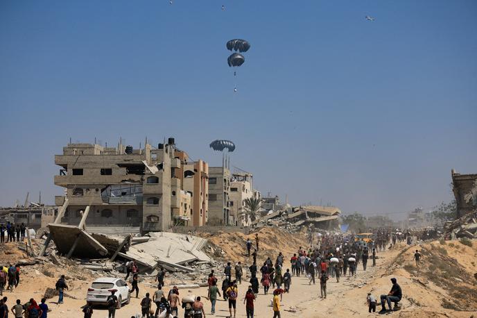 Gaza, vojna, humanitarna pomoč | Izrael je v nedeljo prvič po več mesecih dovolil dobavo pomoči v Gazo v nekoliko večjem obsegu. | Foto Reuters