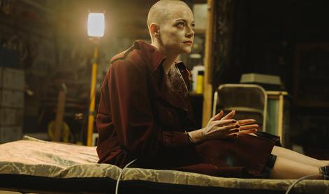 Bugonia: zvezdnica Emma Stone, kot je še niste videli