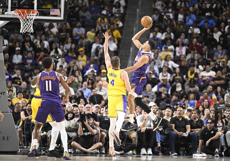 Obrambi zdesetkanih Lakersov je največ težav povzročal Devin Booker (24 točk). | Foto: Reuters