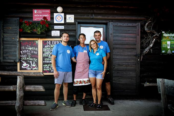 Peter, Aleš, Nataša in Robi vas pričakujejo.  | Foto: Ana Kovač