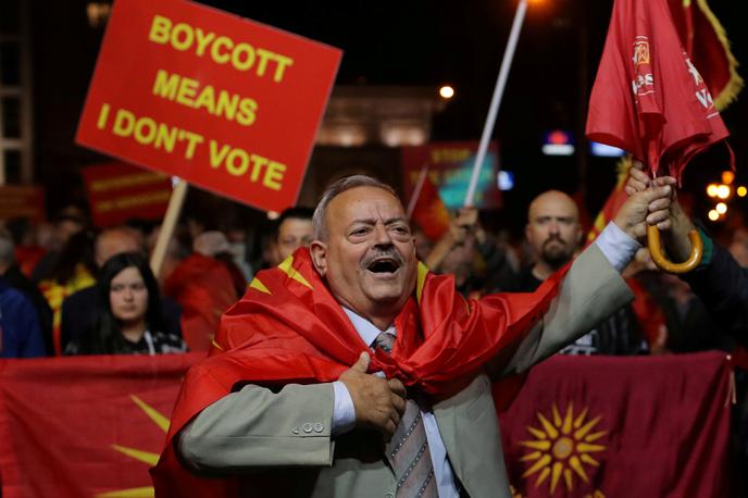 Referendum v Makedoniji | Nasprotniki spremembe imena Makedonije so v nedeljo zvečer v Skopju vzklikali gesla v podporo bojkotu referenduma. | Foto Reuters