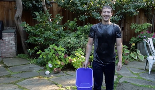 Zakaj si ustanovitelj Facebooka na glavo zlije vedro ledene vode (video)
