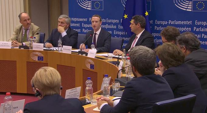 Mark Zuckerberg je med zaslišanjem sedel med predsednikom Evropskega parlamenta Antoniom Tajanijem in Facebookovim prvim možem za globalno politiko Joelom Kaplanom.  | Foto: Reuters