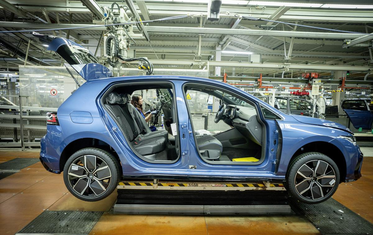 Volkswagen golf tovarna Wolfsburg | V zadnjih tednih so v Wolfsburgu zaradi tehničnih okvar strojne opreme nekajkrat prekinili proizvodnjo avtomobilov. | Foto Volkswagen