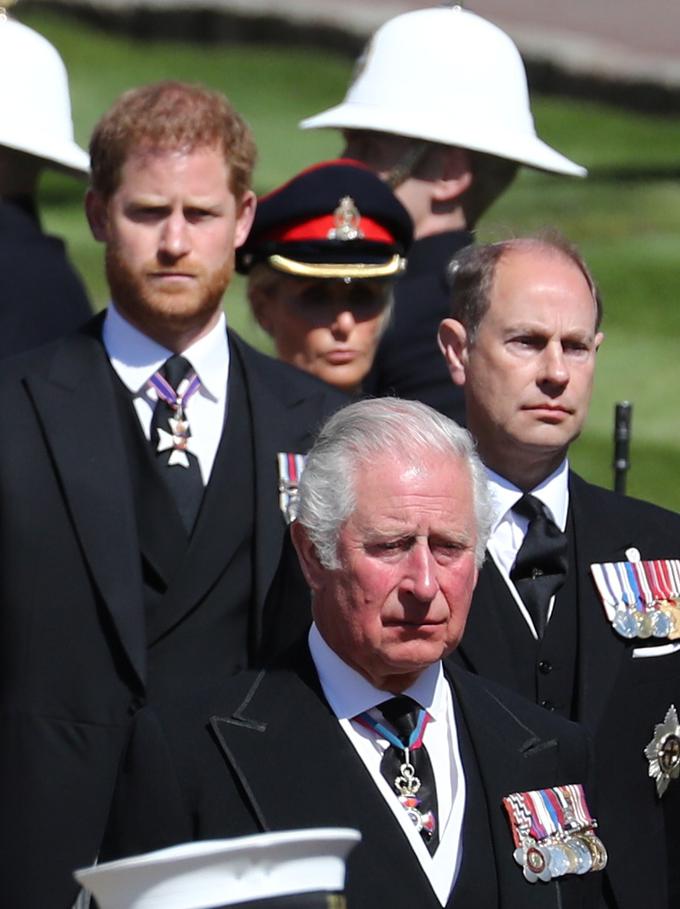 Princ Charles naj bi bil užaloščen in prizadet, a si želi izboljšati odnos s sinom. | Foto: Reuters