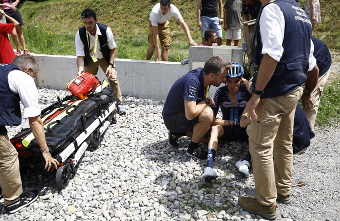 Romain Bardet je na spustu grdo padel in končal z dirko. | Foto: Reuters