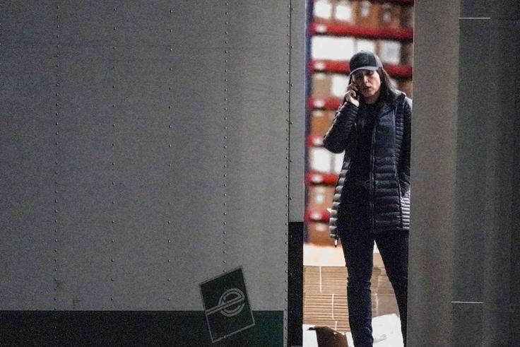 Tulsi Gabbard se je pred dnevi pojavila v ameriški zvezni državi Georgiji, kjer so agenti FBI zasegli več dokumentov, povezanih z ameriškimi predsedniškimi volitvami leta 2020, za katere Donald Trump že leta trdi, da so mu jih ukradli. Gabbardova se je nato tudi osebno pridružila preiskavi, kar po mnenju nekaterih analitikov pomeni, da bo Trumpova administracija morda preiskovala tudi možnost tujega vmešavanja.  | Foto: Reuters