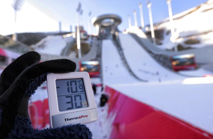 Zrak je suh, temperature nizke. V ozadju je olimpijska skakalnica, ki so jo pomagali graditi tudi Slovenci.  | Foto: Guliverimage/Vladimir Fedorenko