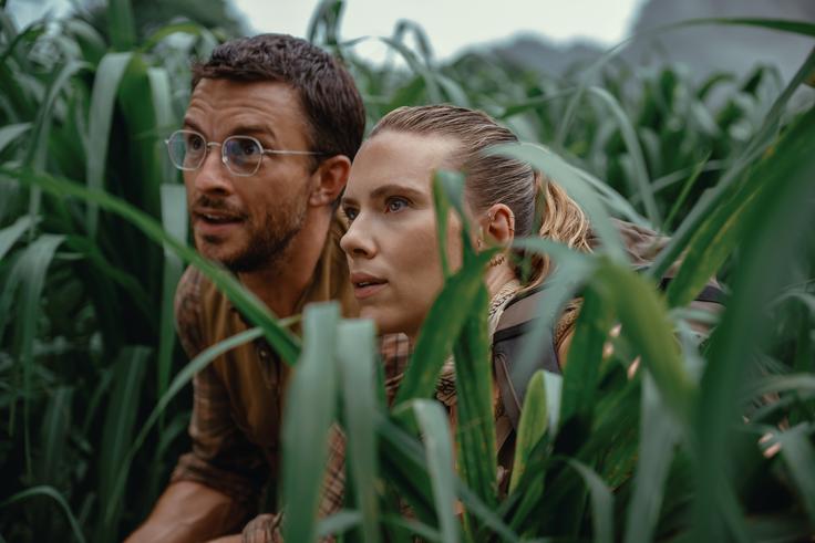 Scarlett Johansson in Jonathan Bailey v glavnih vlogah uspešno prikažeta začudenje nad dinozavri, vendar pa njun odnos ne vključuje romance, le bežno anarhistično in protikapitalistično prebujenje. | Foto: Karantanija Cinemas