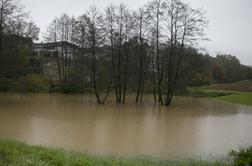 Reki Krka in Dravinja že poplavljata (video)