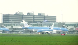Tragičen incident na nizozemskem letališču: osebo posrkalo v motor letala