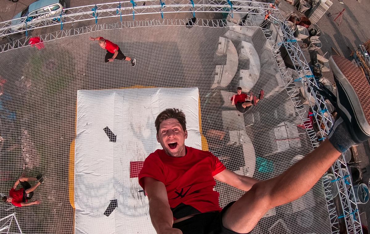 Dunking Devils | Skupina Dunking Devils se je pred kratkim lotila novega podviga: skakali so na največjem trampolinu na svetu. | Foto Arhiv Dunking Devils