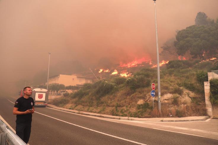 Hrvaški mediji poročajo o evakuaciji prebivalcev in turistov. | Foto: Pixsell/Ivo Cagalj
