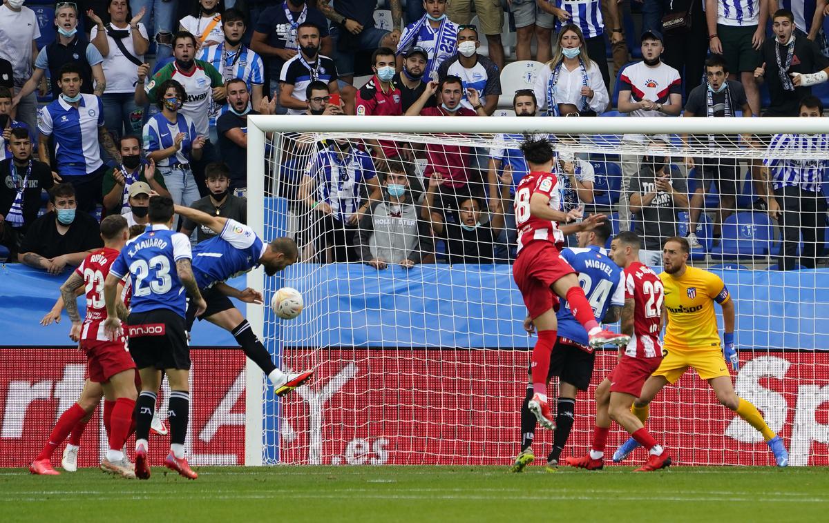 Alaves Atletico Victor Laguardia | Trenutek, ko je Victor Laguardia z glavo natančno streljal proti vratom Jana Oblaka in dosegel zadetek za zmago. | Foto Reuters