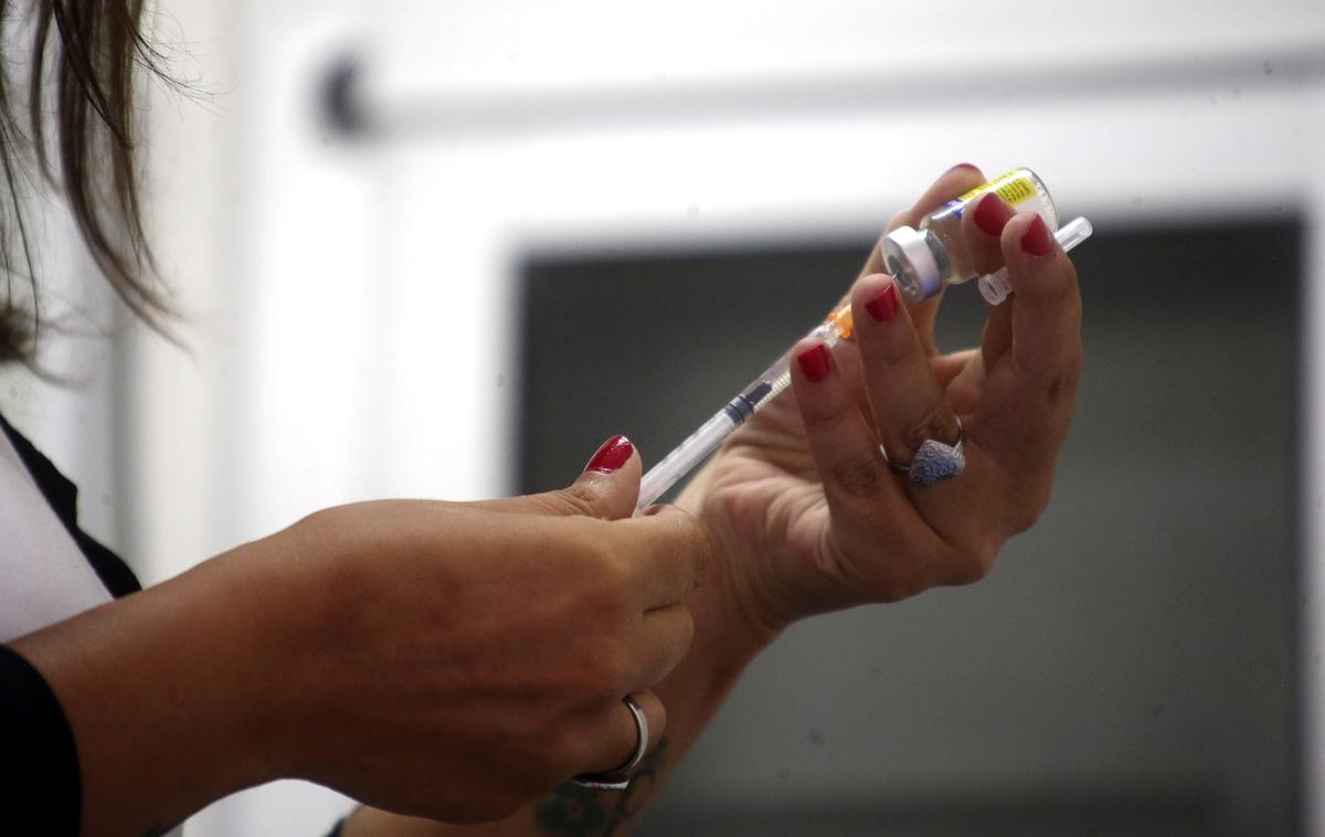 Injekcija | En odmerek zdravila Zolgensma, ki bi lahko popolnoma ustavil razvoj bolezni pri 19-mesečnem Krisu, stane okoli dva milijona evrov in je najdražje zdravilo na svetu. (Slika je simbolična.)  | Foto Reuters