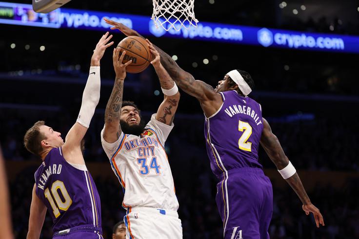 Luka Kennard (levo) je na svojem drugem nastopu za Jezernike dosegel sedem točk. Za tri točke je metal 1/2, odigral pa 24 minut. | Foto: Reuters