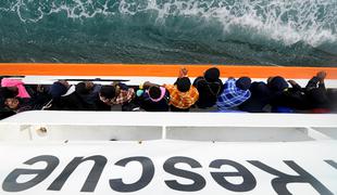 Migrante z Aquariusa bodo premestili na italijanski ladji in prepeljali v Španijo