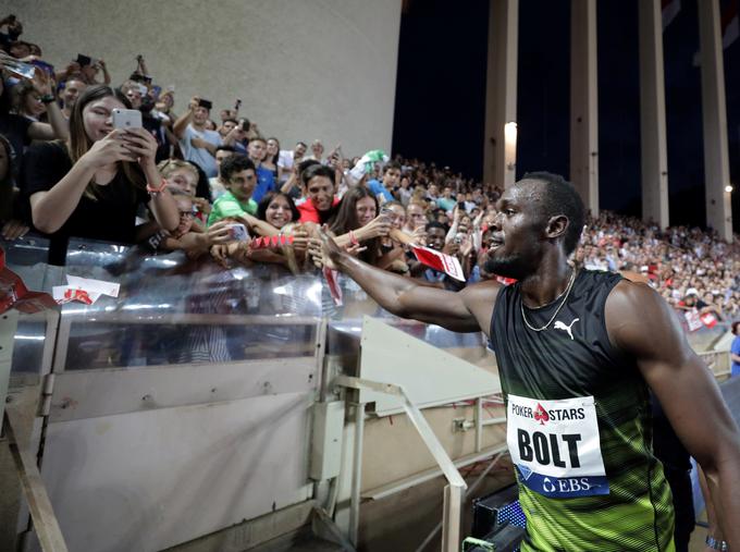 Usain Bolt si vedno vzame čas za navijače. Avtograme je delil še dolgo po končanem mitingu. | Foto: Reuters