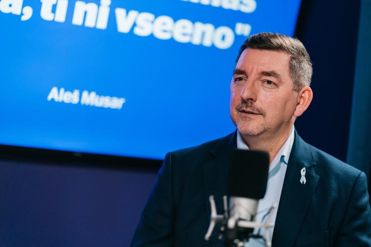 Musar zaupa v zdravnike in slovenski zdravstveni sistem, je povedal. Čeprav je slovensko zdravstvo pogosto deležno kritik, sistem deluje, meni. "Ko prideš z resno zadevo, vidiš, da vse deluje učinkovito in prijazno. Imamo odlično zdravstvo in izjemne ljudi, ki svoje delo opravljajo s srcem." | Foto: Jan Lukanović