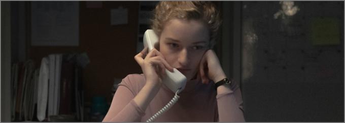 Zgodba mlade asistentke (Julia Garner), ki je v službi priča vprašljivim aktivnostim svojega vplivnega šefa, pomenljivo spominja na afero spolnih zlorab, povezanih s Harveyjem Weinsteinom, ki je sprožila gibanje #MeToo. Film so na letošnjem Liffu prikazali v tekmovalni sekciji Perspektive. • V četrtek, 26. 11., ob 8.50 na Cinemax.* │ Tudi na HBO OD/GO. | Foto: 