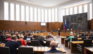 Dolgotrajna oskrba: DZ potrdil nujno obravnavo